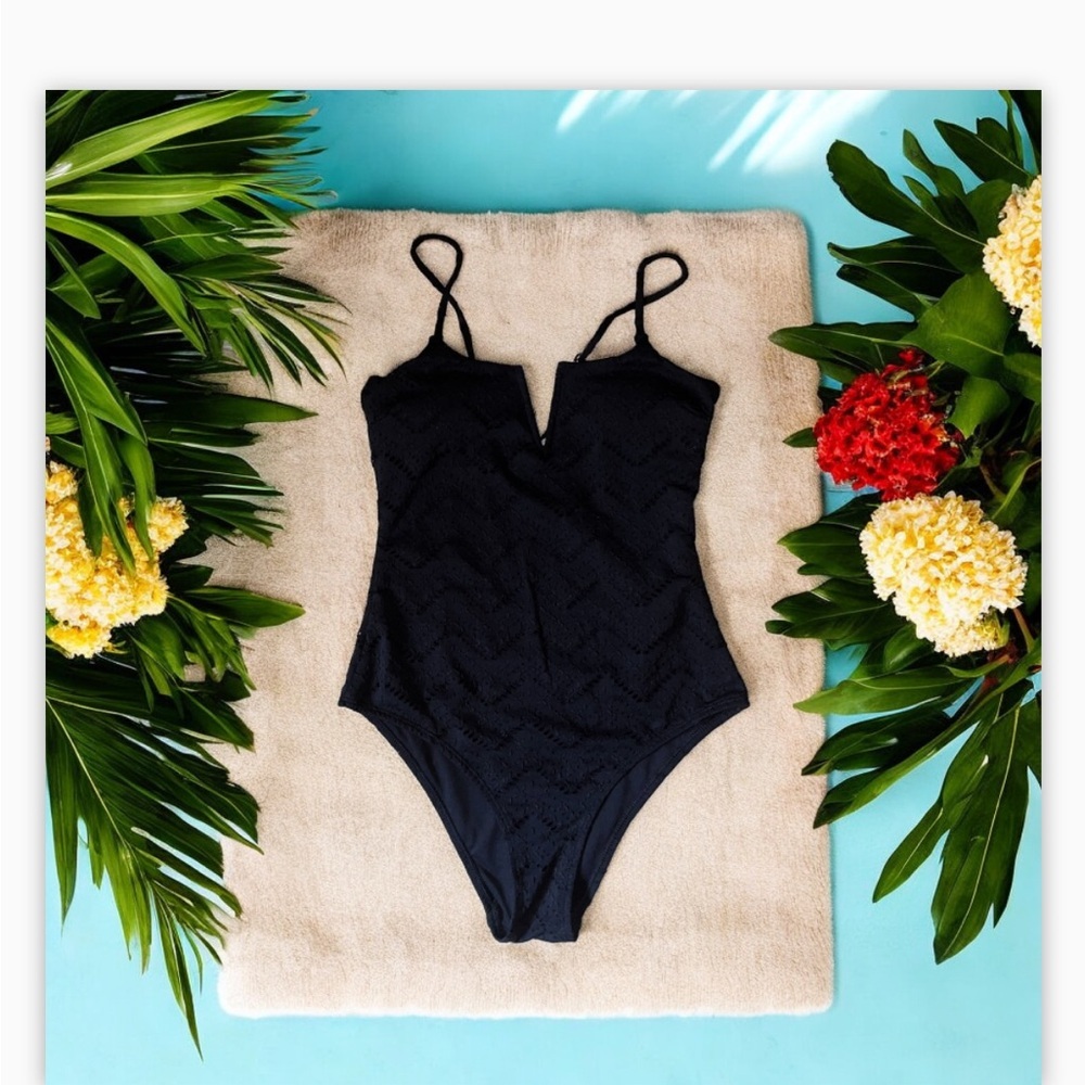 NWT  Black Crochet V-Notch One Piece Swimsuit
-Sz M-Gorgeous!! Flattering ☀️🖤​ - Picture 5 of 10